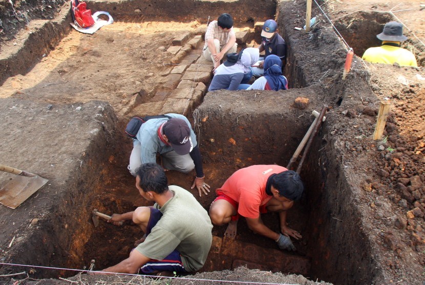 Arkeolog dari tim Balai Pelestarian Cagar Budaya (BPCB) Trowulan melakukan eskavasi pada struktur bata kuno yang ditemukan di Situs Pendem, Batu, Jawa Timur, Sabtu (14/12/2019).