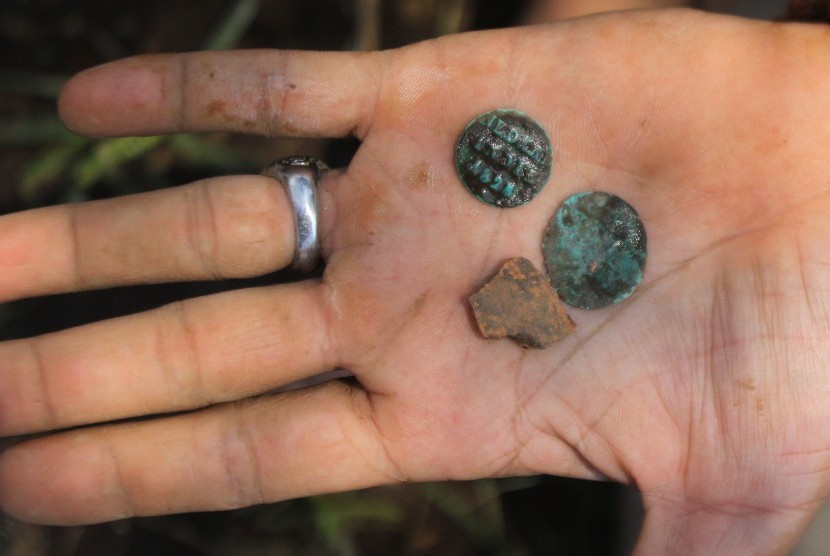 Peneliti Balai Arkeologi Sulawesi Utara menemukan tiga keping mata uang kuno, saat melakukan ekskavasi atau penggalian di Benteng Kota Mas yang terletak di Desa Cisadane Kecamatan Kwandang Kabupaten Gorontalo Utara (Foto: ilustrasi)