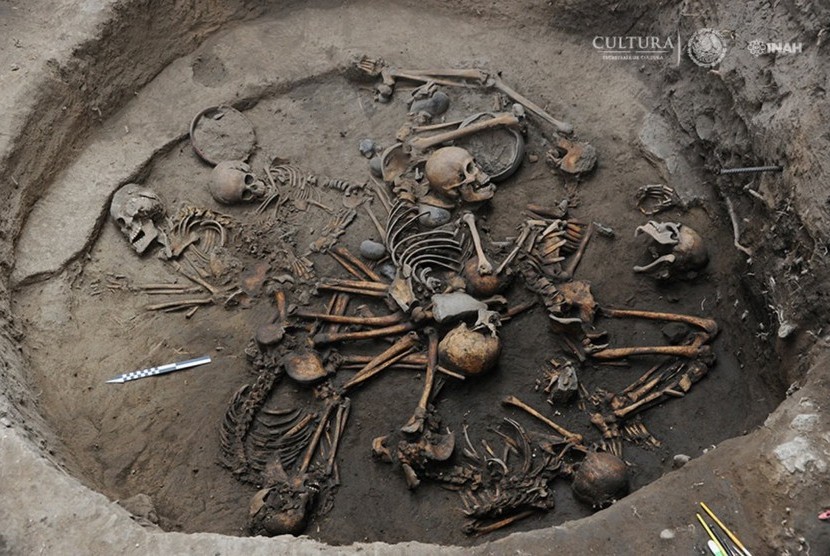 Arkeolog di Mexico City telah menemukan penguburan 10 kerangka yang disusun dalam spiral