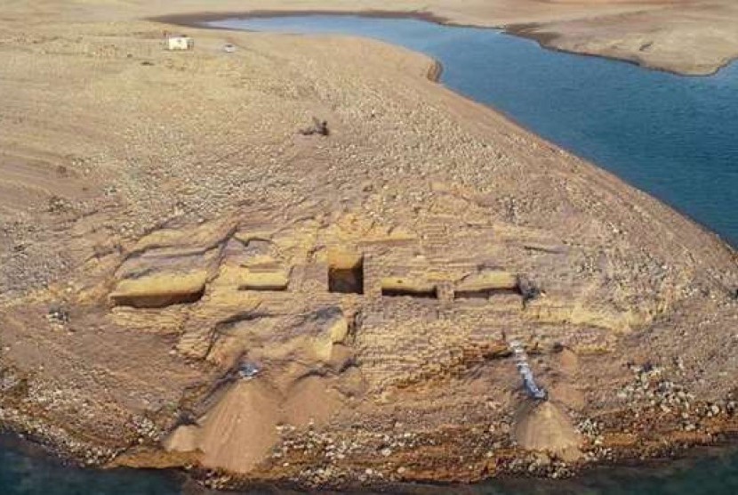 Arkeolog Jerman dan Kurdi menemukan istana berusia 3.400 tahun di sebuah reservoir di Irak utara. 