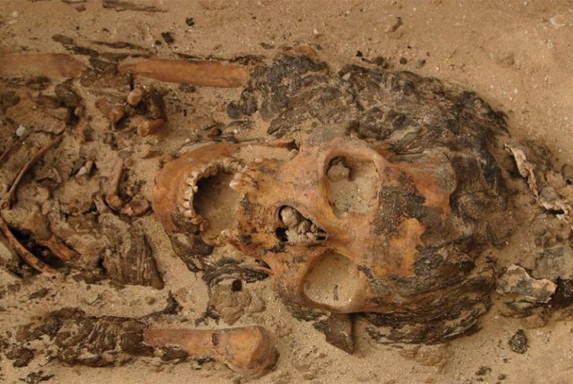 Arkeolog menemukan dua hiasan kepala berbentuk kerucut atau limas pada tengkorak yang ada di Amarna Mesir kuno.