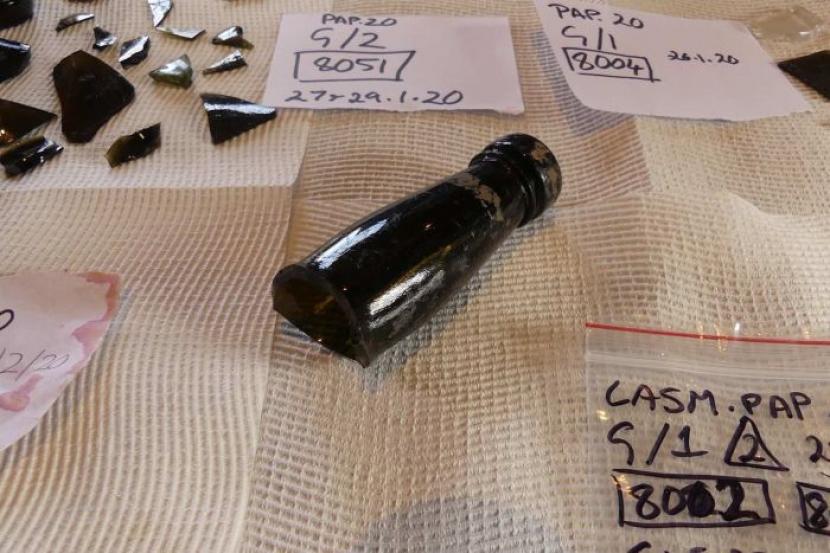 Arkeolog menemukan ratusan botol alkohol terkubur dalam penjara yang dibangun pada 1838 silam di Tasmania, Australia. 