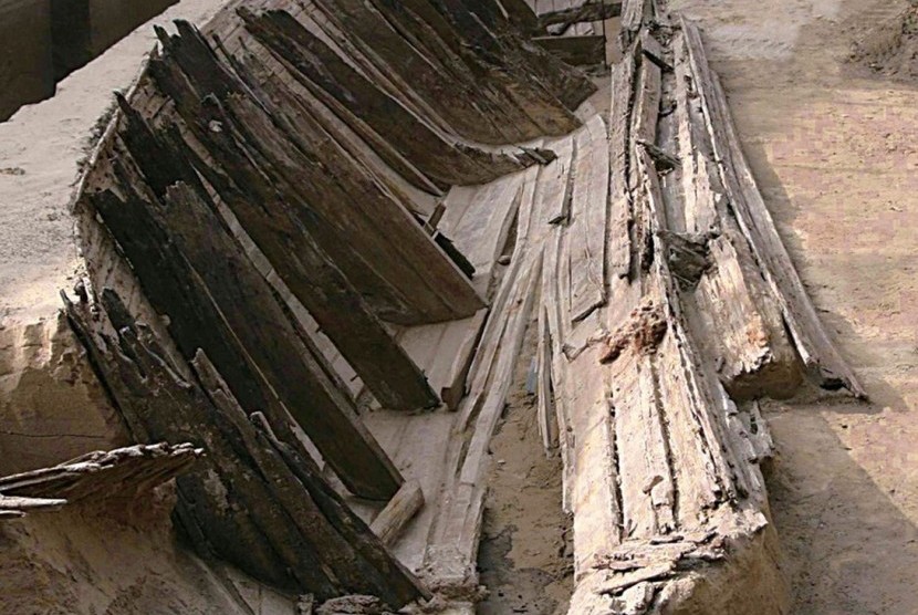  Arkeolog menemukan sebuah potongan kapal karam terkubur di bawah lumpur sekitar 700 tahun lalu, tepatnya saat Genghis Khan memerintah Cina. 