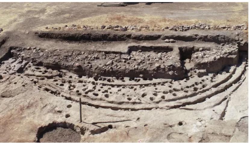  Arkeolog menemukan sisa-sisa bangunan kayu yang membentuk sebuah lingkaran di situs arkeologi kompleks kompleks Perdigões, Evora, Portugal. 