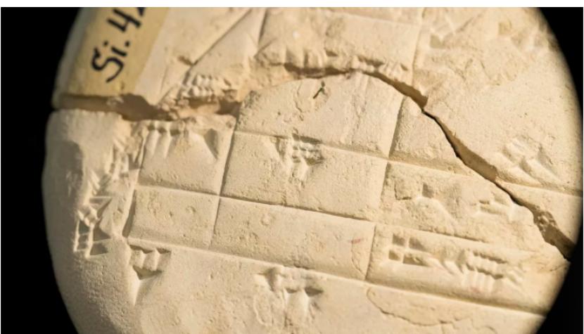 Arkeolog menemukan ukiran pada lempengan tablet tanah liat Si.427 yang berasal dari 1900-1600 SM yang menunjukkan penggunaan geometri.