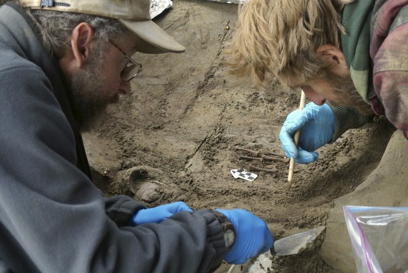 Arkeolog sedang menggali situs yang diduga merupakan makam massal bayi dan janin di Alaska. Diduga makam ini sudah ada sejak 11 ribu tahun lalu.