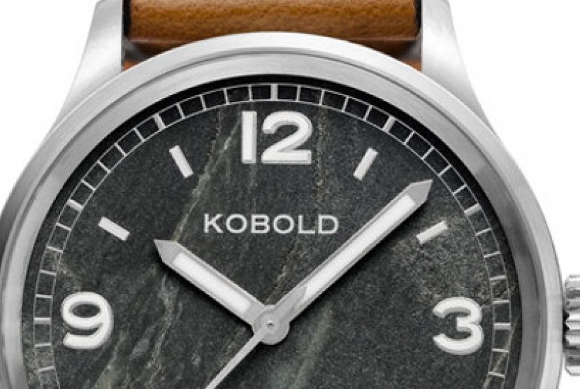 Arloji Kobold versi 'Everest Edition' menggunakan lempeng batu perak yang diambil dari puncak tertinggi Himalaya, Everest.