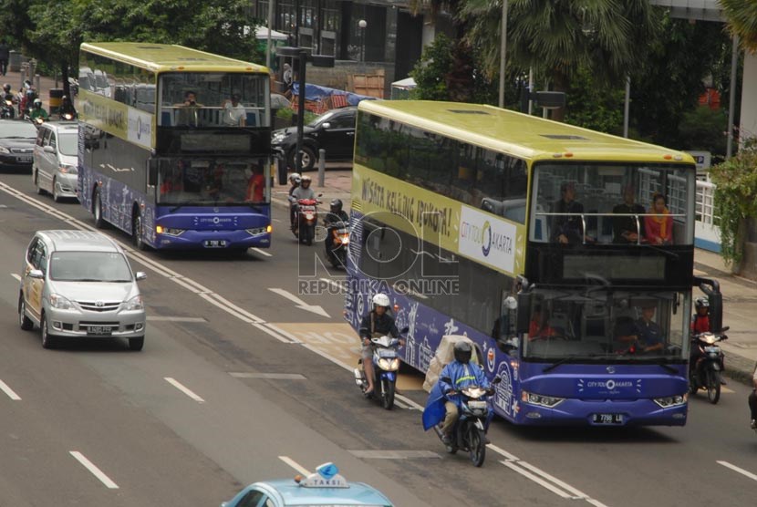 Some double decker buses pass in Hotel Indonesia roundabout in Jakarta. (File photo)