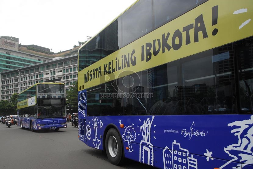  Armada bus tingkat pariwisata melintas di kawasan Bundaran HI, Jakarta Pusat, Kamis (16/1).   (Republika/Rakhmawaty La'lang)