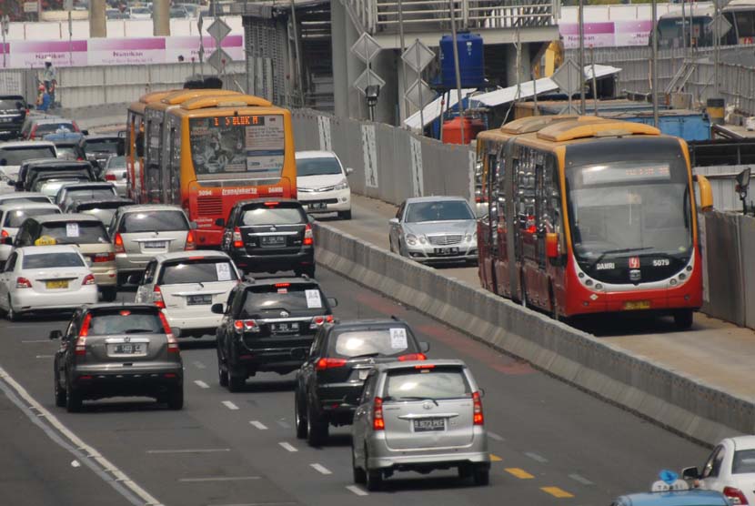 Armada Bus Transjakarta berjalan di jalur Contraflow saat melintasi Jalan MH Thamrin, Jakarta Pusat, Rabu (4/5).