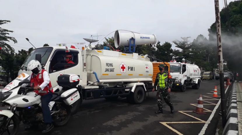 Armada Gunner Spray Blower yang merupakan bantuan dari Palang Merah Indonesia (PMI) Jawa Barat melakukan penyemprotan disinfektan di jalanan Kota Sukabumi, Kamis (28/5).