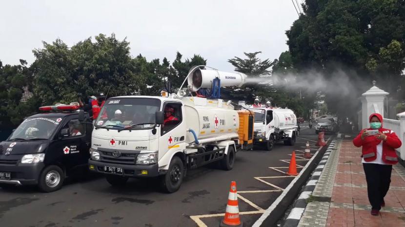 Armada Gunner Spray Blower yang merupakan bantuan dari Palang Merah Indonesia (PMI) Jawa Barat melakukan penyemprotan disinfektan di jalanan Kota Sukabumi (ilustrasi)