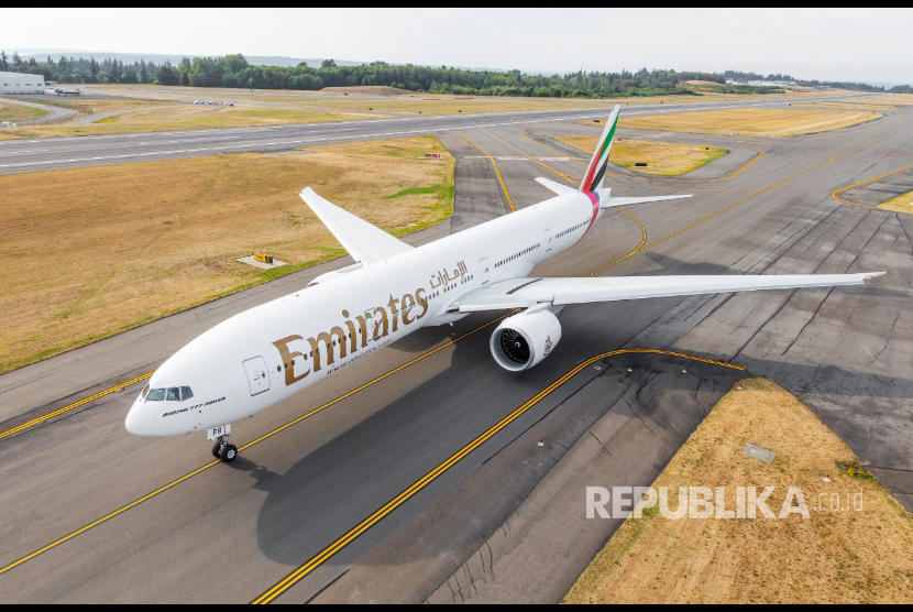 Armada maskapai penerbangan Emirates. Mulai 15 Mei 2023, Emirates akan mewajibkan sebagian besar penumpang yang berangkat dari Dubai untuk menggunakan mobile boarding pass alih-alih boarding pass versi cetak kertas.