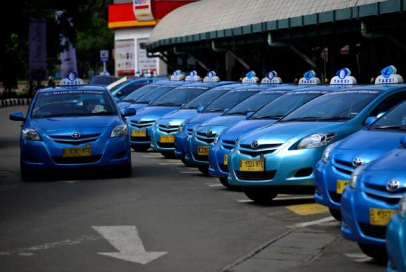 Armada taksi milik Blue Bird Grup menunggu penumpang di Stasiun Gambir, Jakarta.