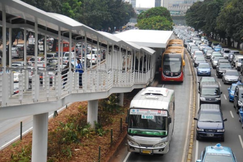 Armada Transjakarta menurunkan penumpang di Halte Karet Transjakarta, Jakarta Pusat, Jumat (6/6). Halte baru Transjakarta Karet ini resmi beroperasi mulai pada hari ini untuk menggantikan dua halte (Karet dan Setiabudi) yang ditutup karena terimbas proyek 