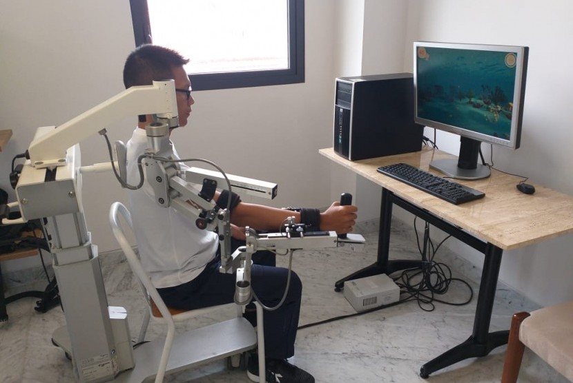 Teknologi robotik yang membantu mengembalikan gerakan lengan dan koordinasi otak pasien strok. Layanan rehabilitasi medis tetap diperlukan saat pandemi Covid-19.