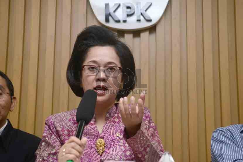 Armida Salsiah Alisjahbana memberikan keterangan kepada wartawan usai melakukan pertemuan dengan pimpinan Komisi Pemberantasan Korupsi (KPK) di Gedung KPK, Jakarta, Kamis (7/8). (Republika/Agung Supriyanto)