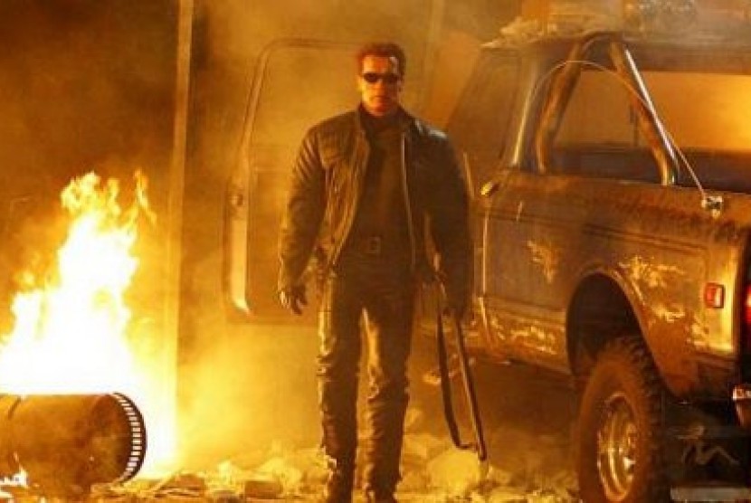 Arnold Schwarzenegger dalam adegan di Terminator 3. Schwarzenegger menyebut film Terminator telah memprediksi kehadiran AI.
