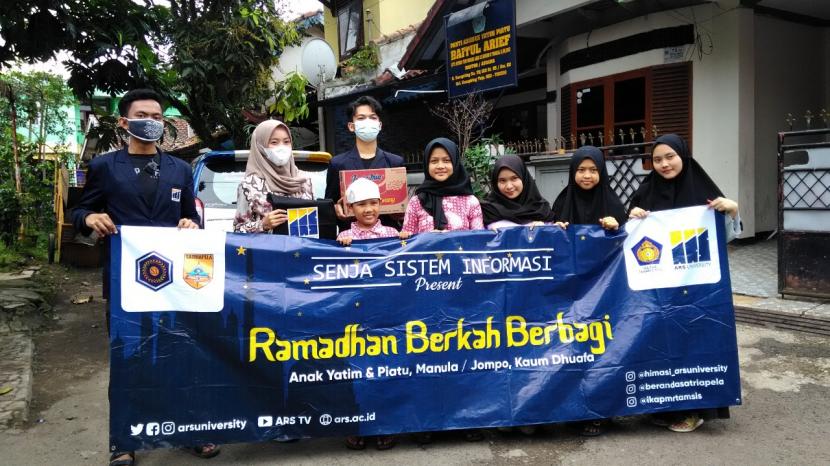 ARS University bagikan sembako ke 60 titik di Kota Bandung.