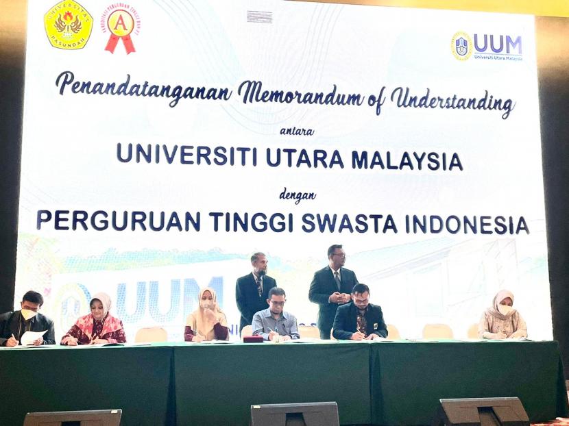 ARS University diwakili oleh Ade Mubarok, M.M., M.Kom menandatangani MoU dengan Universiti Utara Malaysia (UMM).