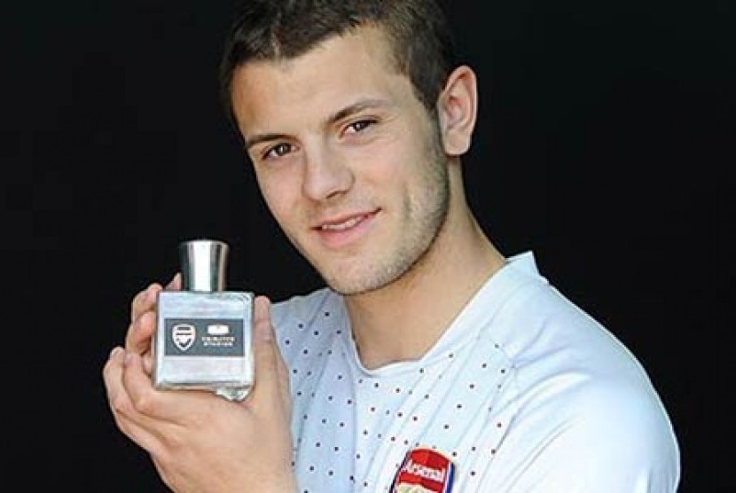 Arsenal meluncurkan prouk parfum terbarunya L’eau de la Tour. Parfum itu beraroma rumput Stadion Emirates.