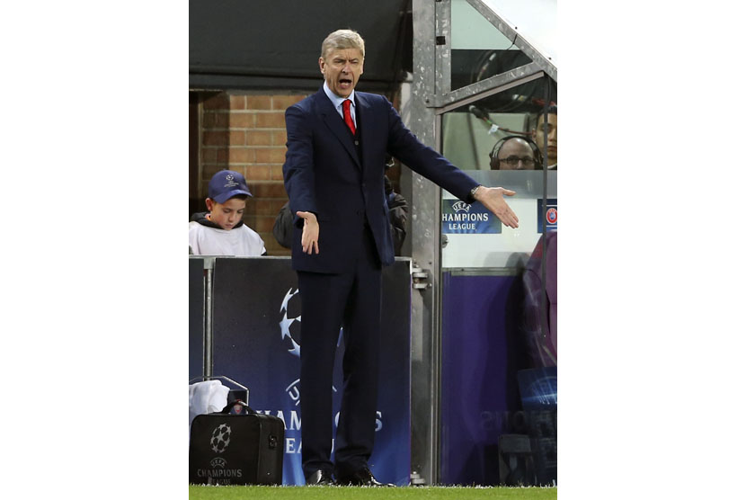 Arsenal's coach Arsene Wenger reacts during their Champions League Group D soccer match against Anderlecht at Constant Vanden Stock stadium in Brussels October 22, 2014