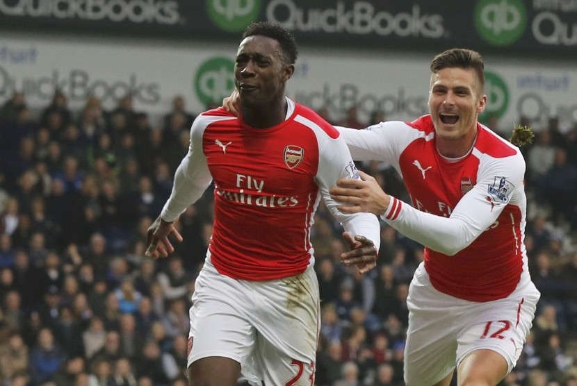 Arsenal's Danny Welbeck (L) celebrates with team-mate Olivier Giroud after scoring a goal during their English Premier League soccer match against West Bromwich Albion at The Hawthorns in West Bromwich, central England November 29, 2014. 