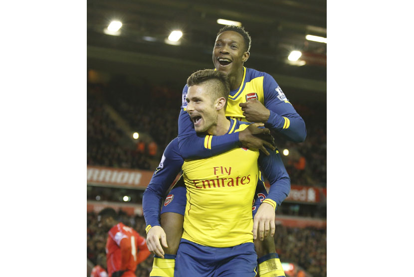 Arsenal's Olivier Giroud (FRONT) celebrates with team-mate Danny Welbeck after scoring a goal during their English Premier League soccer match against Liverpool at Anfield in Liverpool, northern England December 21, 2014