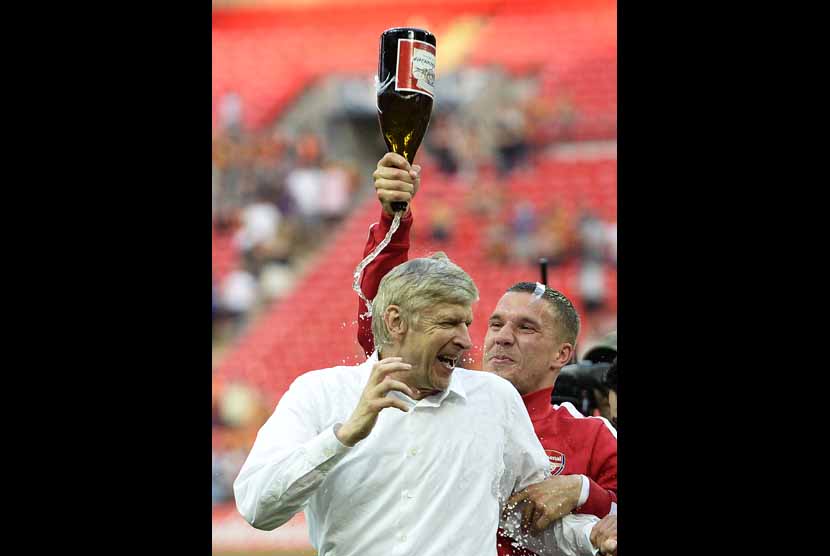 Arsene Wenger (kiri) 