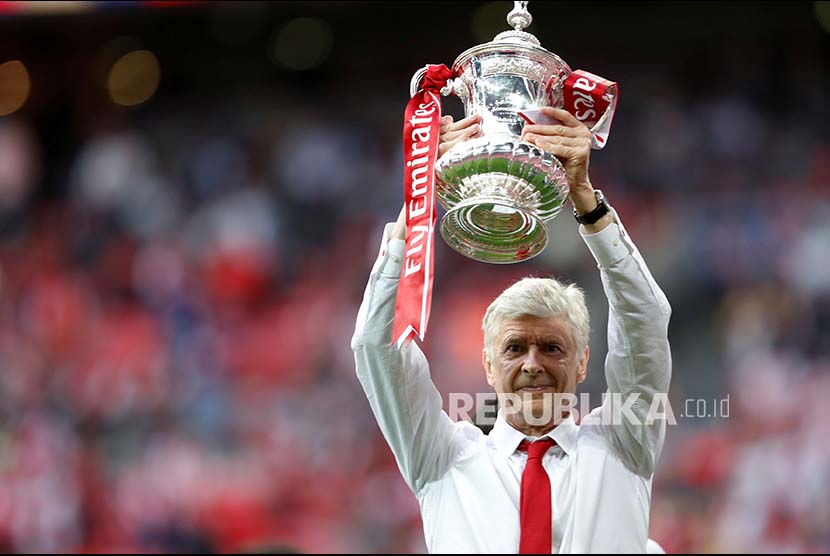 Arsene Wenger mengangkat piala Final FA Cup di Webley Stadium, Inggris, Ahad (28/5) dini hari.