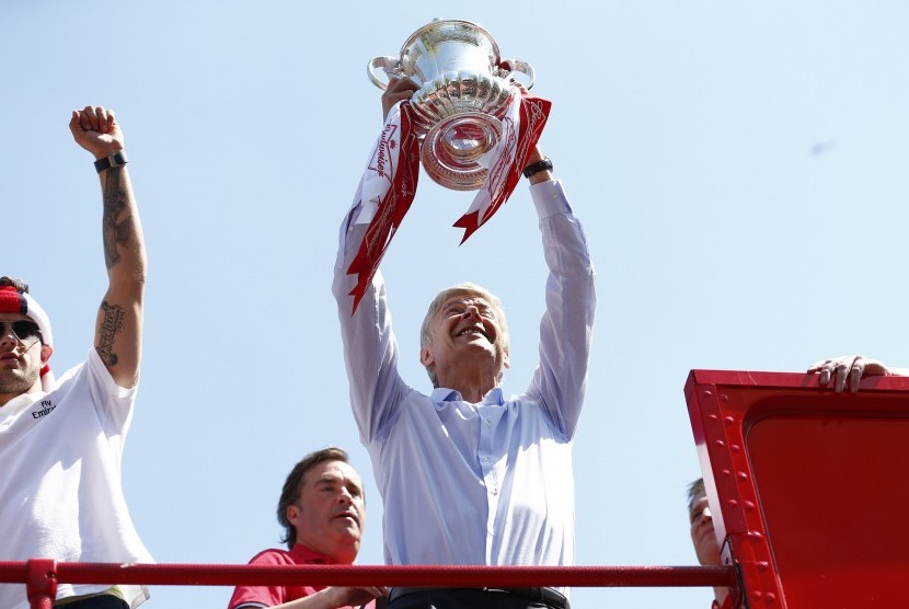 Arsene Wenger mengangkat trofi Piala FA 2013/2014.