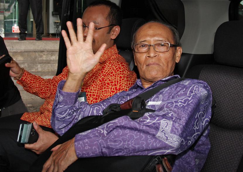 Arsip Foto : Mantan Ketua Umum PP Muhammadiyah, Ahmad Syafii Maarif (kanan) menjawab pertanyaan wartawan seusai menemui pimpinan Komisi Pemberantasan Korupsi (KPK) di Jakarta, Rabu (23/12/2015). Buya Syafii Maarif wafat pada Jumat, 27 Mei 2022.