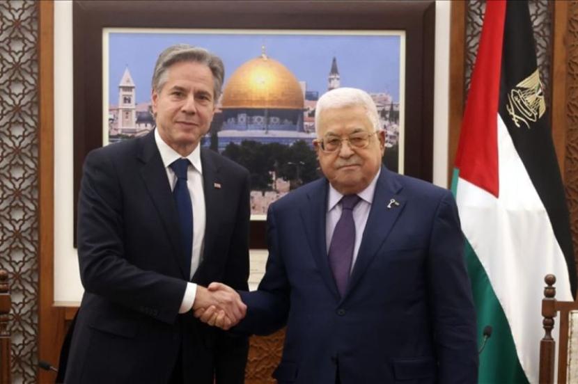 Arsip - Presiden Palestina Mahmoud Abbas (kanan) berjabatan tangan dengan Menteri Luar Negeri Amerika Serikat Antony Blinken. 