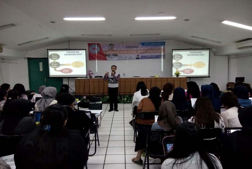 Arsiparis Madya ANRI Sutiana memberikan materi tentang kearsipan kepada para mahasiswa ASM BSI Jakarta, Senin (11/4).