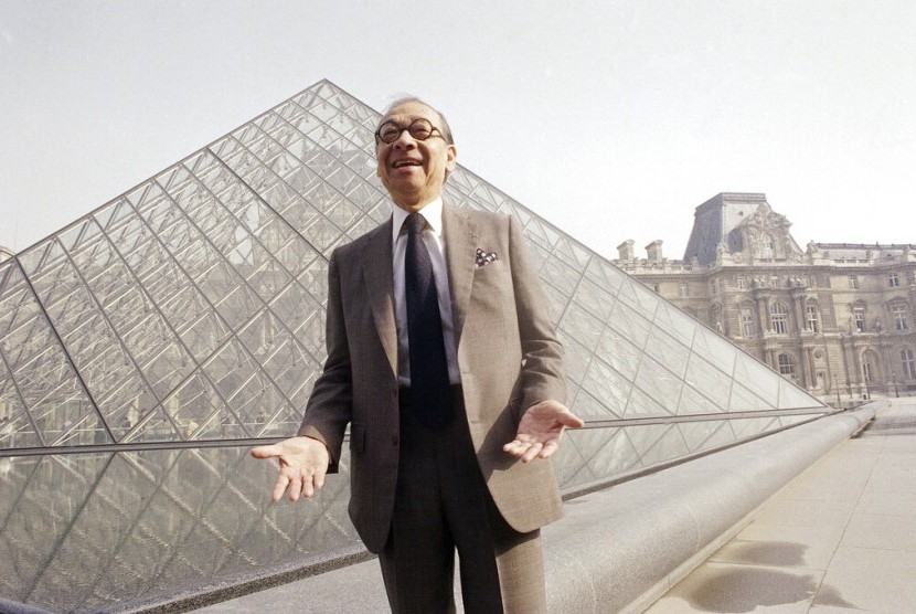 Arsitek Cina-Amerika I.M. Pei di depan Museum Louvre yang ia desain di Paris, Prancis, 29 maret 1989. Pei meninggal dalam usia 102 tahun.