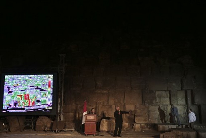 Arsitek Prancis Jean-Pierre Houdin (kanan) dan Menteri Benda Purbakala Mesir Mamdouh el-Damaty (kedua kanan) berdiri dekat layar yang menunjukkan suhu berbeda di dalam piramida Khufu di Giza, Mesir, Senin, 9 November 2015. Peneliti menemukan anomali suhu. 