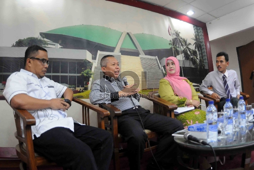  Arsul Sani (kedua kiri), Ketua Umum Gerakan Nasiona Anti Miras  Fahira Idris serta Ketua Komisi Perlindungan Anak Indonesia (KPAI), Asroun Ni'am menjadi pembicara dalam diskusi forum legislasi RUU minuman beralkohol di Gedung DPR, Senayan, Jakarta, Selasa