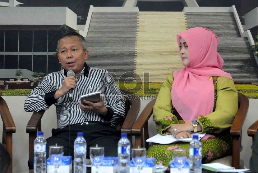  Arsul Sani (kiri), Ketua Umum Gerakan Nasiona Anti Miras (Genam) Fahira Idris (kanan) menjadi pembicara dalam diskusi forum legislasi RUU minuman beralkohol di Gedung DPR, Senayan, Jakarta, Selasa (28/4).  (Republika/Agung Supriyanto)