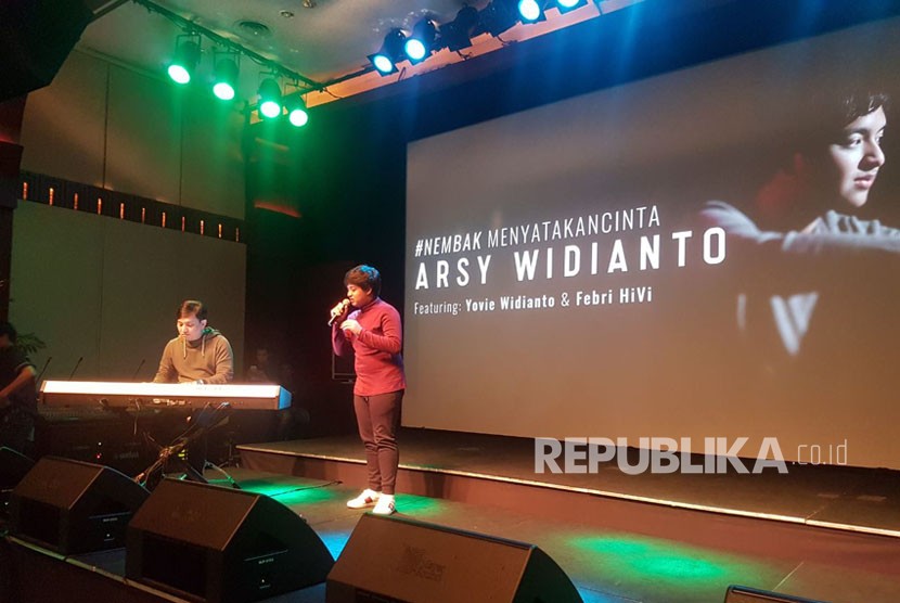 Arsy Widianto, putra dari musisi senior Yovie Widianto, mengikuti jejak sang ayah terjun ke dunia musik dengan merilis single 'Menyatakan Cinta'.