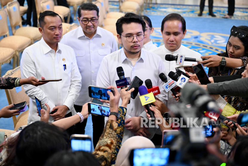 Art director di Thinking*Room, Kota Bandung, Jawa Barat, Bram Patrio Yoshugi menjadi pemenang sayembara logo HUT Ke-80 RI saat ditemui di Istana Negara, Jakarta Pusat, Rabu (23/7/2025).