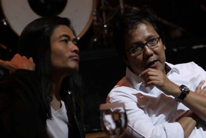  Art director Jay Subiakto, (kiri) bersama komposer yang juga musisi Erwin Gutawa (kanan) saat memberi keterangan kepada wartwan pada pagelaran konser 