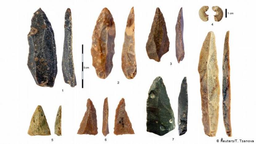 Artefak-artefak yang ditemukan di gua Bacho Kiro di Bulgaria.