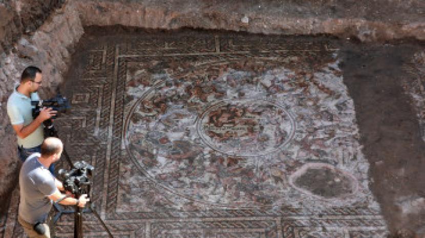Artefak mosaik yang ditemukan di Suriah
