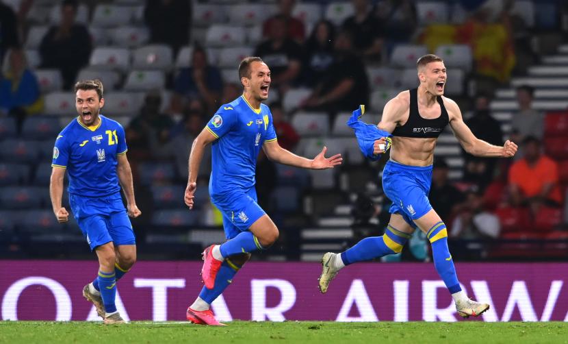 Artem Dovbyk (kanan) dari Ukraina merayakan dengan rekan satu timnya setelah mencetak keunggulan 2-1 selama pertandingan sepak bola babak 16 besar UEFA EURO 2020 antara Swedia dan Ukraina di Glasgow, Inggris, 29 Juni 2021. 
