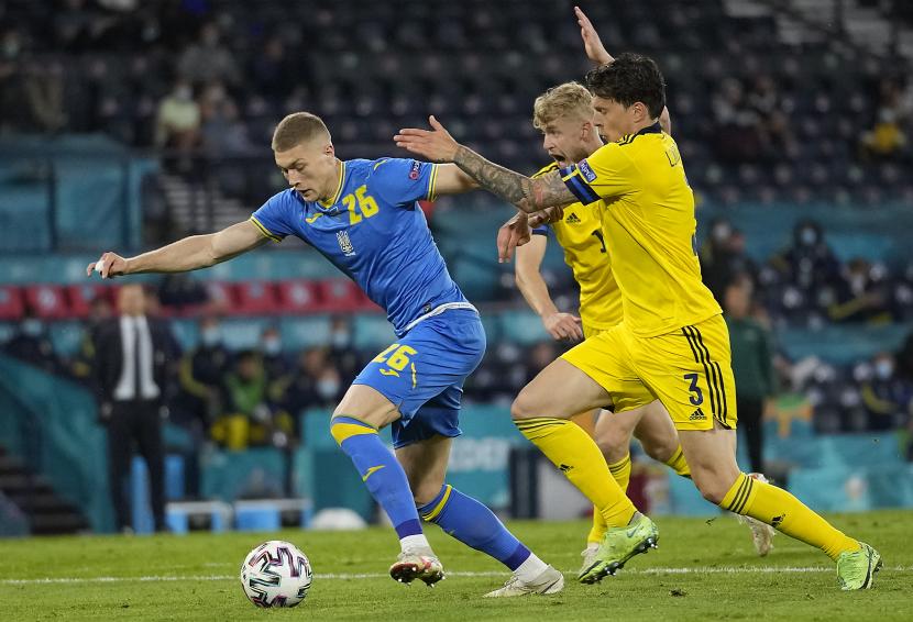 Artem Dovbyk (kiri) dari Ukraina beraksi melawan Victor Lindelof (kanan) dari Swedia selama pertandingan sepak bola babak 16 besar UEFA EURO 2020 antara Swedia dan Ukraina di Glasgow, Inggris, 29 Juni 2021.