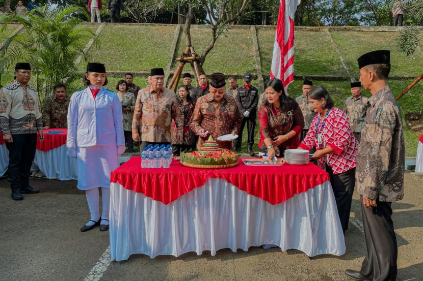 Artha Graha Group, Artha Graha Network/Artha Graha Peduli pun turut memeriahkan HUT RI dengan menggelar upacara di Parkir Lot 17 Kawasan SCBD, Jakarta, Kamis (17/8/2023). 