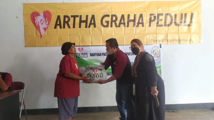 Artha Graha Peduli (AGP) bersinergi dengan Yayasan Pangeran Sumedang (YPS) membantu kepada warga terdampak gempa di Kabupaten Sumedang pada Ahad (14/1/2024). 