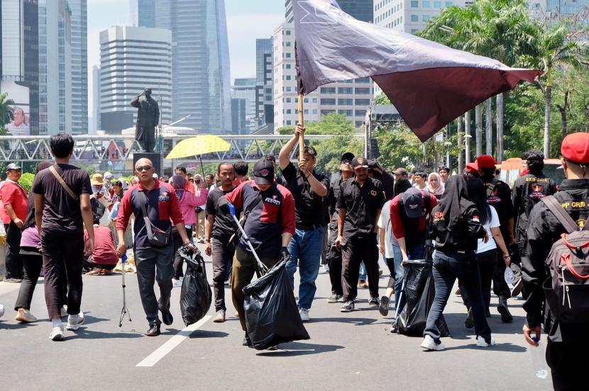 Artha Graha Peduli (AGP) ikut berpartisipasi dalam Pelantikan Presiden dan Wakil Presiden, dengan menurunkan ribuan Tim Saber (Sapu Bersih), pada Ahad (20/10/2024) di seluruh titik lokasi panggung pesta rakyat.