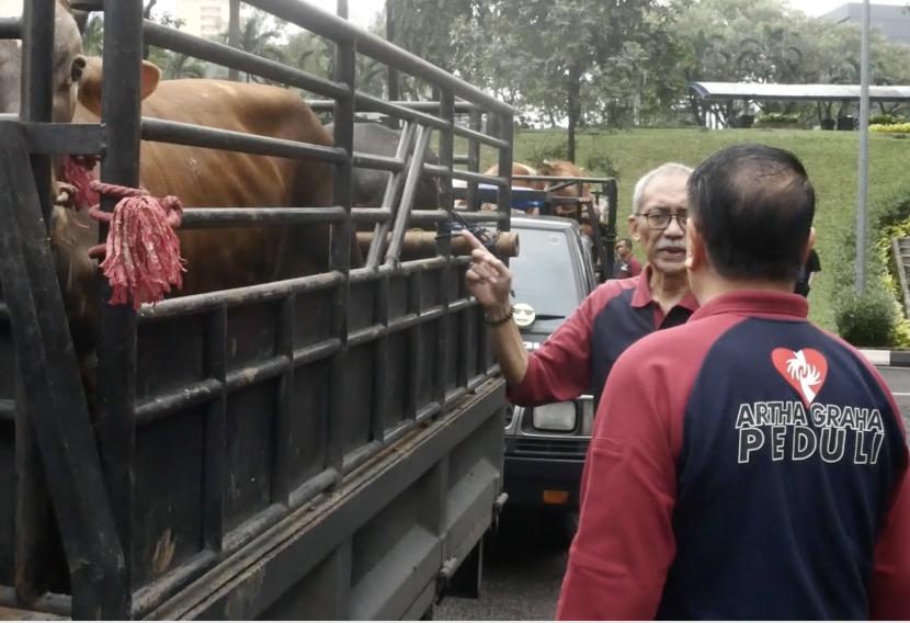 Artha Graha Peduli (AGP) membagikan ratusan hewan kurban kepada masyarakat. 