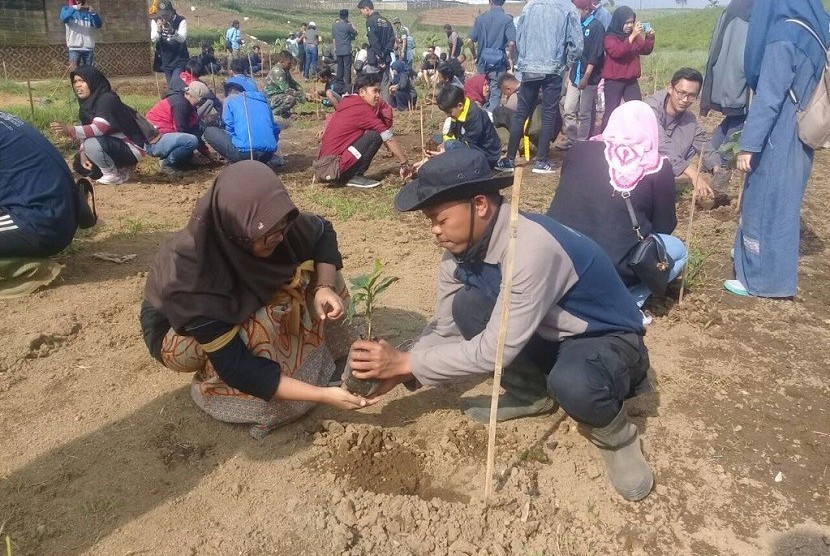 Artha Graha Peduli-PMII tanam 1.000 Pohon di Cisanti.